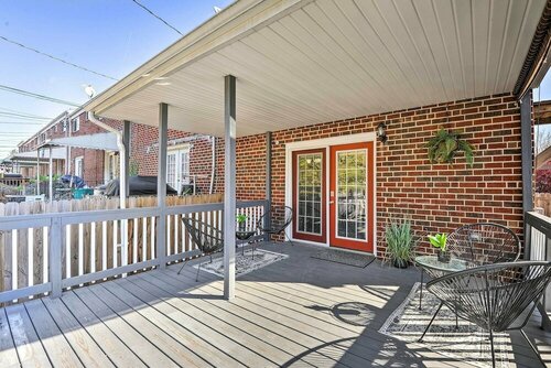 Гостиница Chic Townhome w Deck: 6 Mi to Dtwn Baltimore в Балтиморе