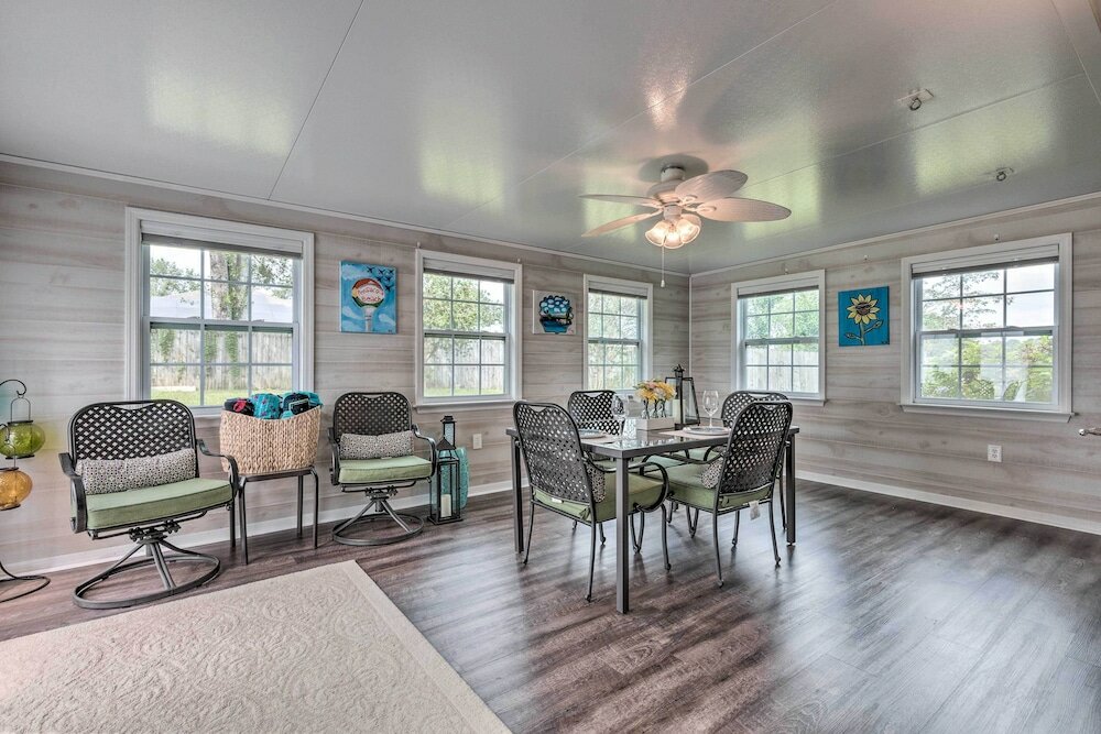 Фото Spacious Home w Sunroom, 15 Mi to Pensacola!
