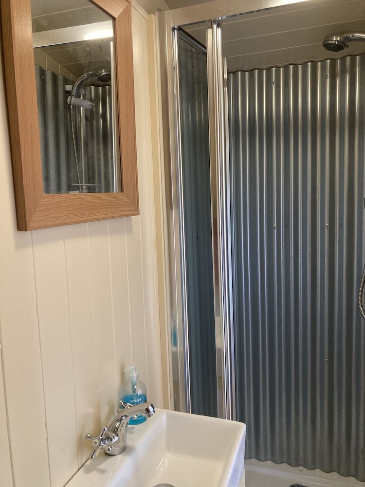 Фото Oxton Hill Hideaway