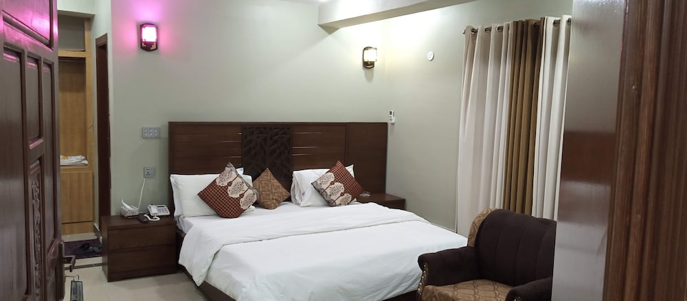 Фото Hotel Almarkaz islamabad