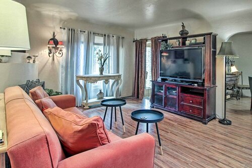 Гостиница Albuquerque Home w Patio 1 Mile to Nob Hill! в Альбукерке