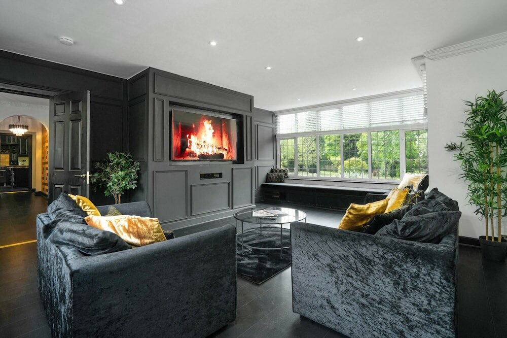 Фото Luxury Designer Mansion in West Midlands Countryside