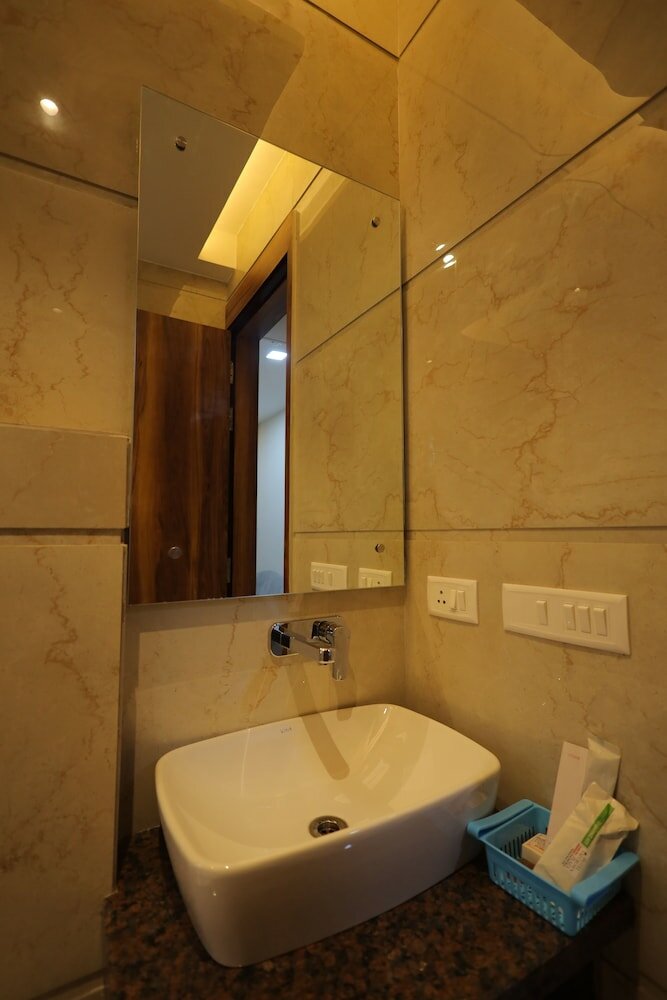 Фото Hotel Taj Crown Plaza