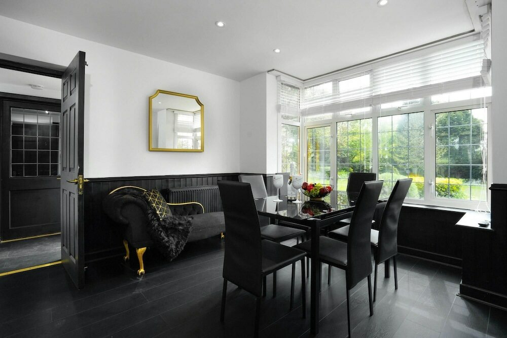 Фото Luxury Designer Mansion in West Midlands Countryside