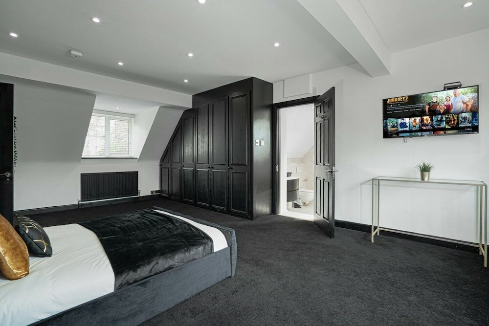 Фото Luxury Designer Mansion in West Midlands Countryside