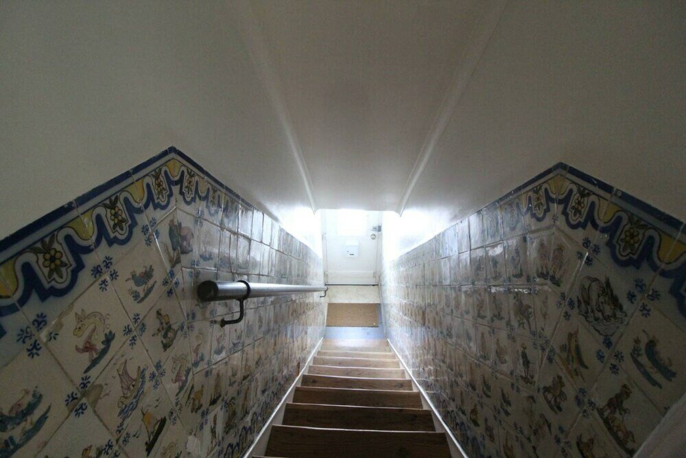 Фото Lovely Bedroom With Patio in Lisbon