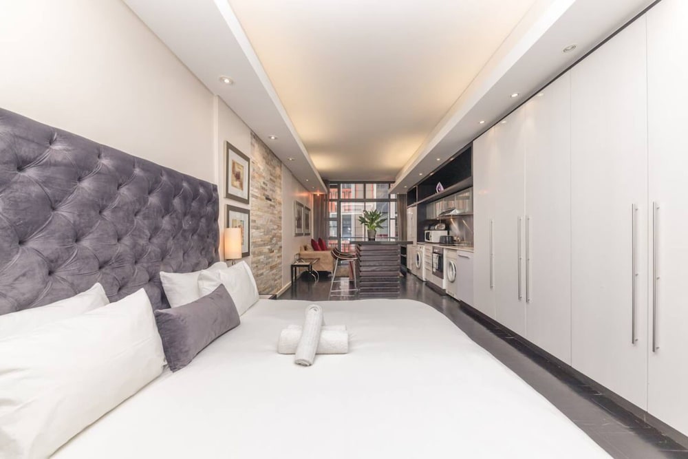 Фото Warm and Modern 1bd Apt in Cbd