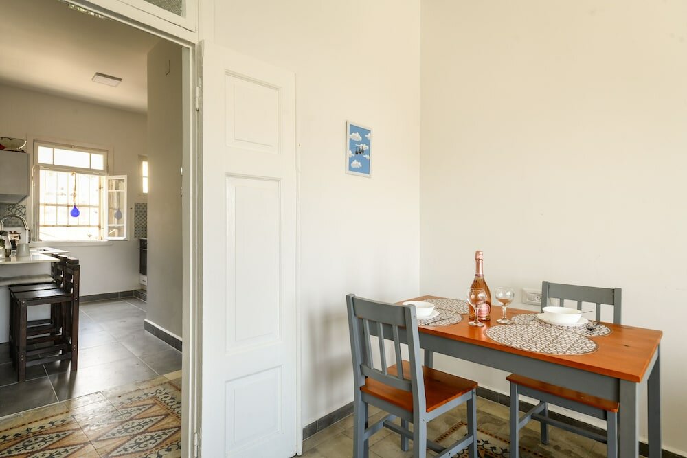 Фото Vintage Charm 1br Apt w Balcony & View