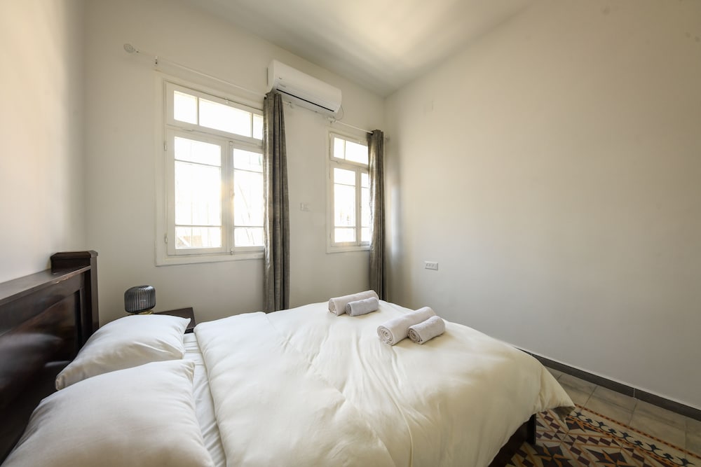 Фото Vintage Charm 1br Apt w Balcony & View