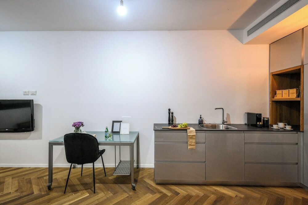 Фото Stylish 3br Apt with Patio in the City