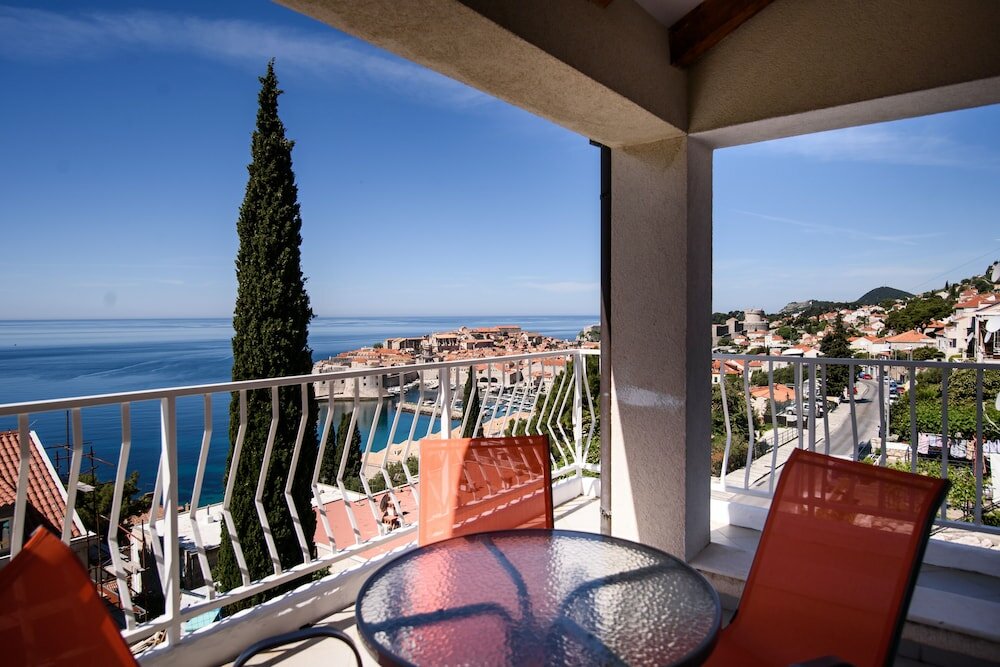 Фото Zenith Apartment by DuHomes