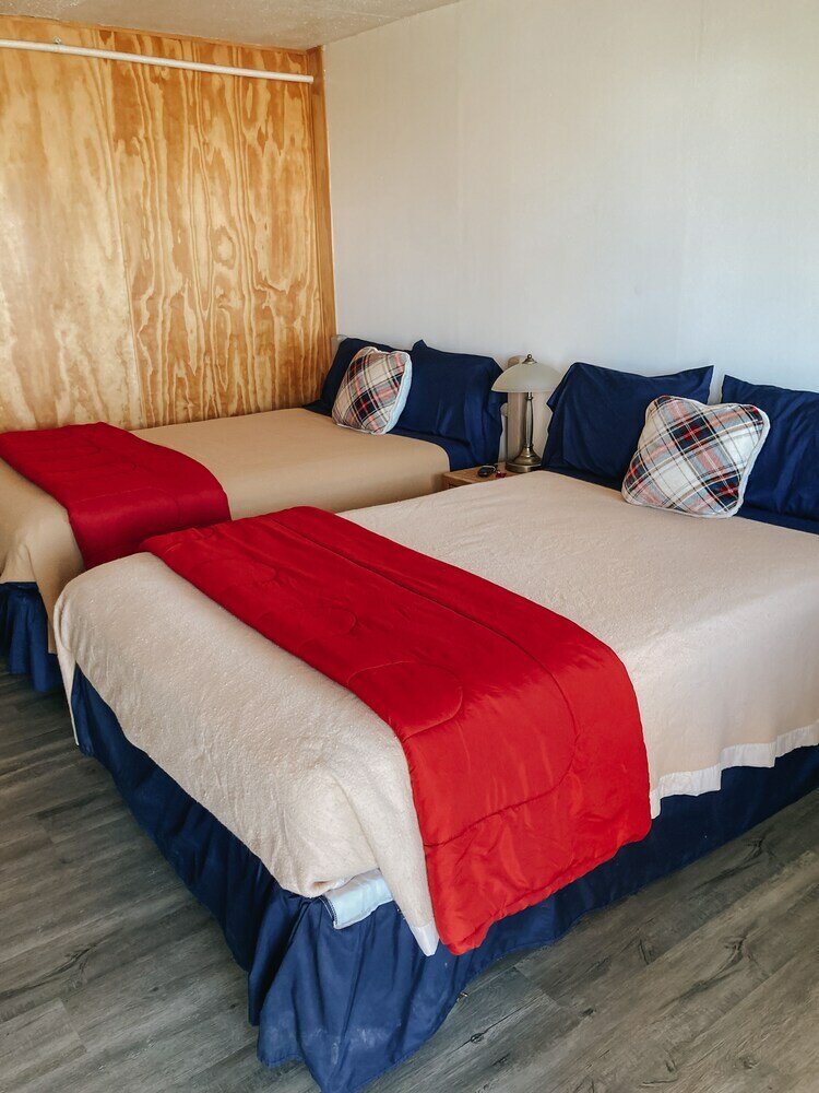 Фото The Redwood Motel