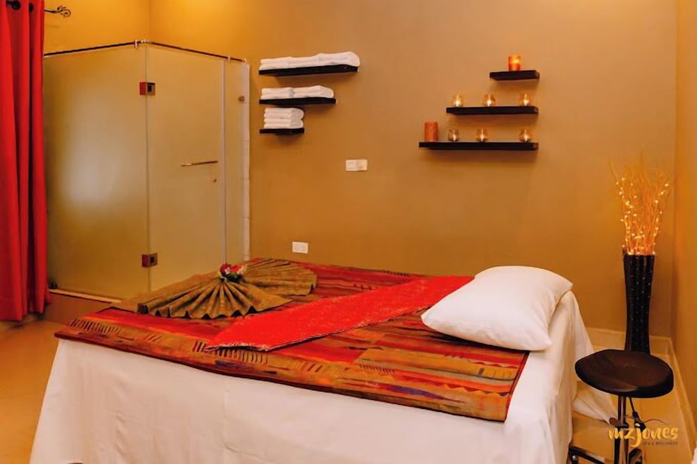 Фото The OutBack Hotel