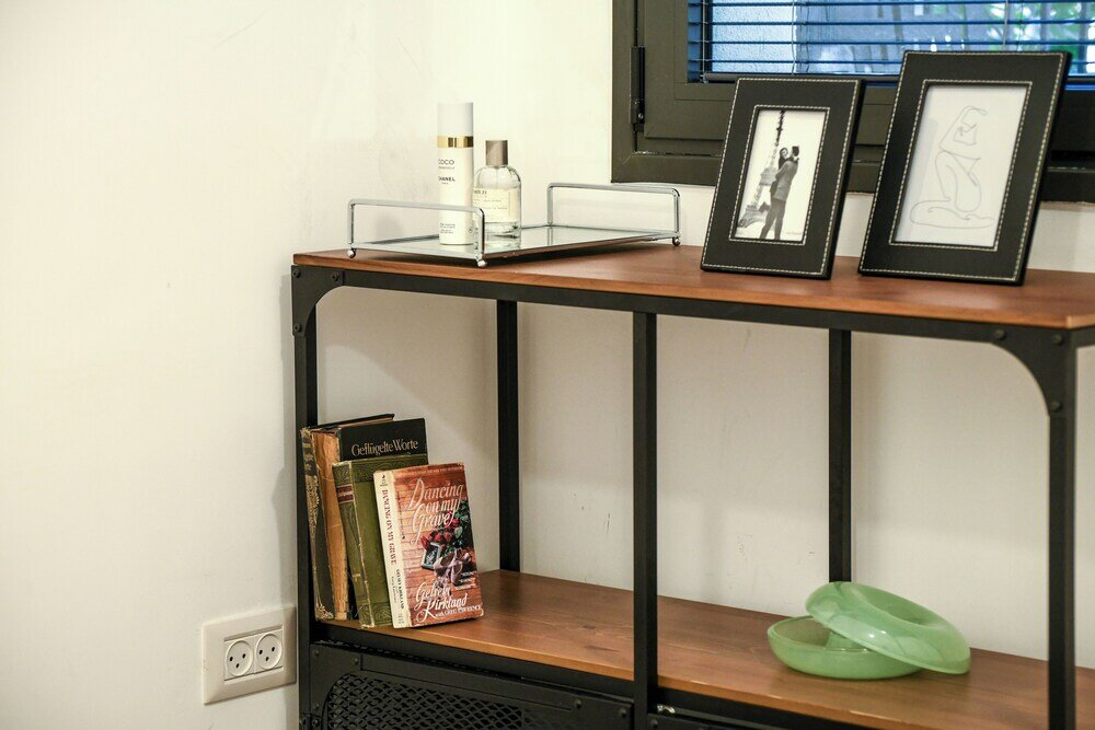 Фото Stylish 3br Apt with Patio in the City