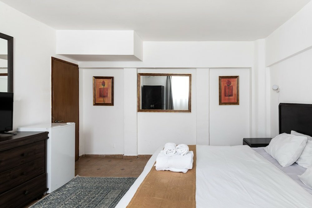 Фото The Colony Hotel