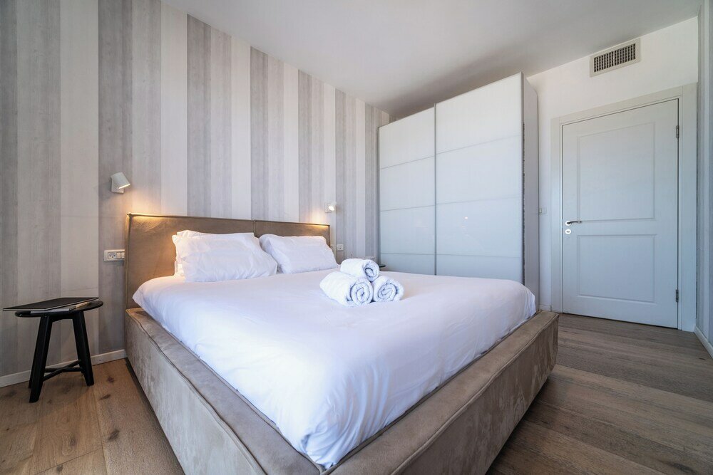 Фото Stylish 1br Beach-Front Apt w Sea View