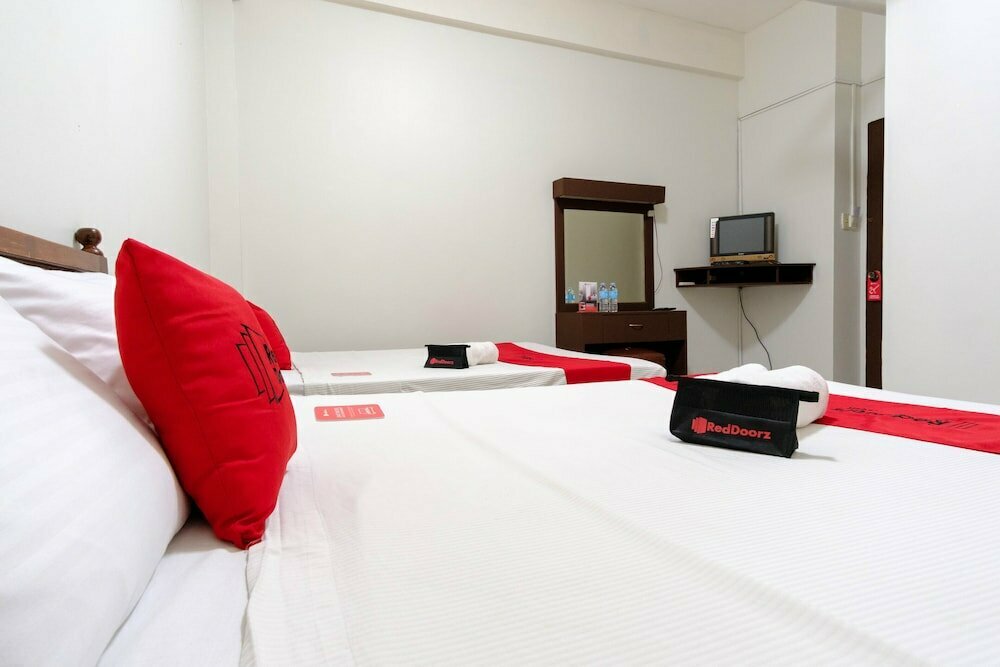 Hotel RedDoorz @ Ramos Lacson Street, Bacolod, photo