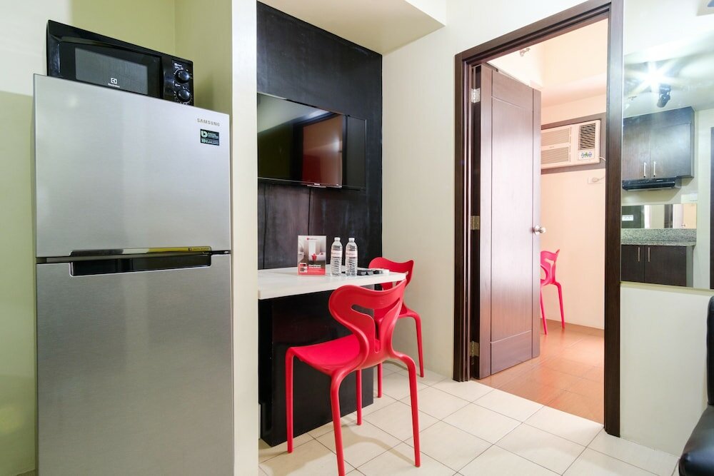 Фото Reddoorz Plus @ Pioneer Woodlands Mandaluyong