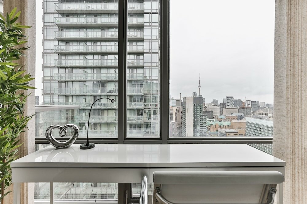 Фото Bright Sub-Penthouse on Bay St