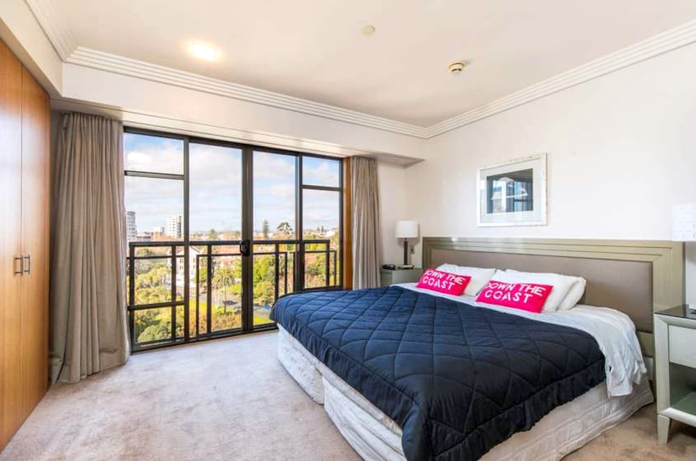 Фото Elegant Apartment With City View