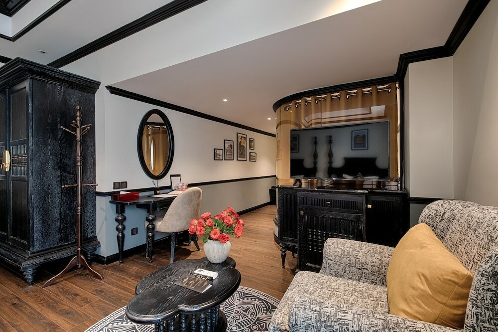 Фото Monarque Hotel