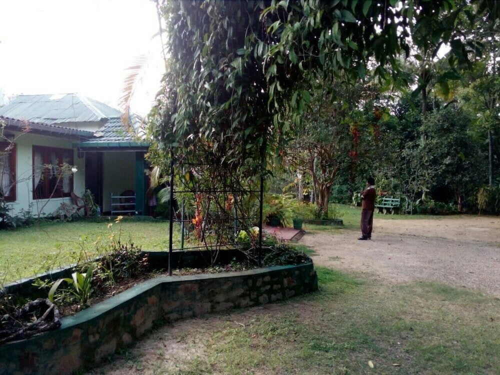 Фото Lizzie Villa Guest House