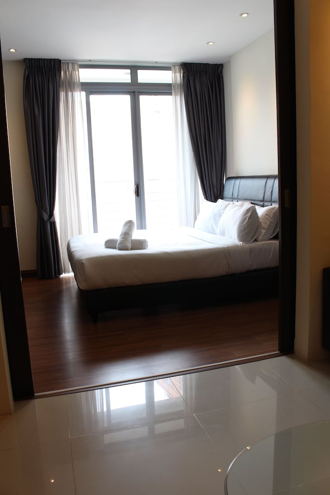 Фото Peaceful Service Suites at Taragon Puteri Bintang