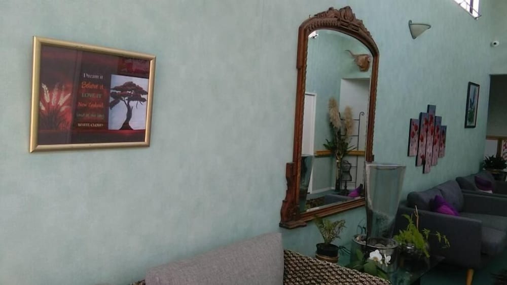 Фото Piwaka Lodge and Backpackers