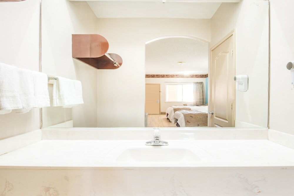 Фото Texas Inn and Suites City Center at University Dr