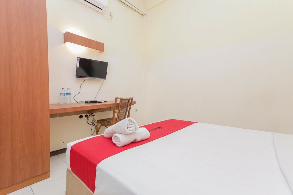 Фото RedDoorz near Gubeng Station