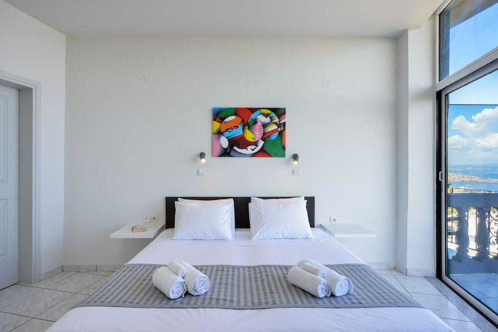 Фото Loucerna Suites Chania