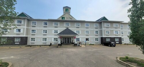 Внешний вид отеля Travelodge by Wyndham Fort McMurray в Форт-МакМеррее, фото 1