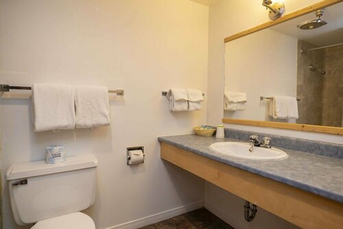 Гостиница Canadas Best Value Inn River View Hotel в Уайтхорс