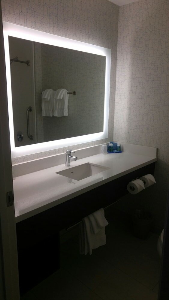 Фото Holiday Inn Express & Suites Everett, an Ihg Hotel