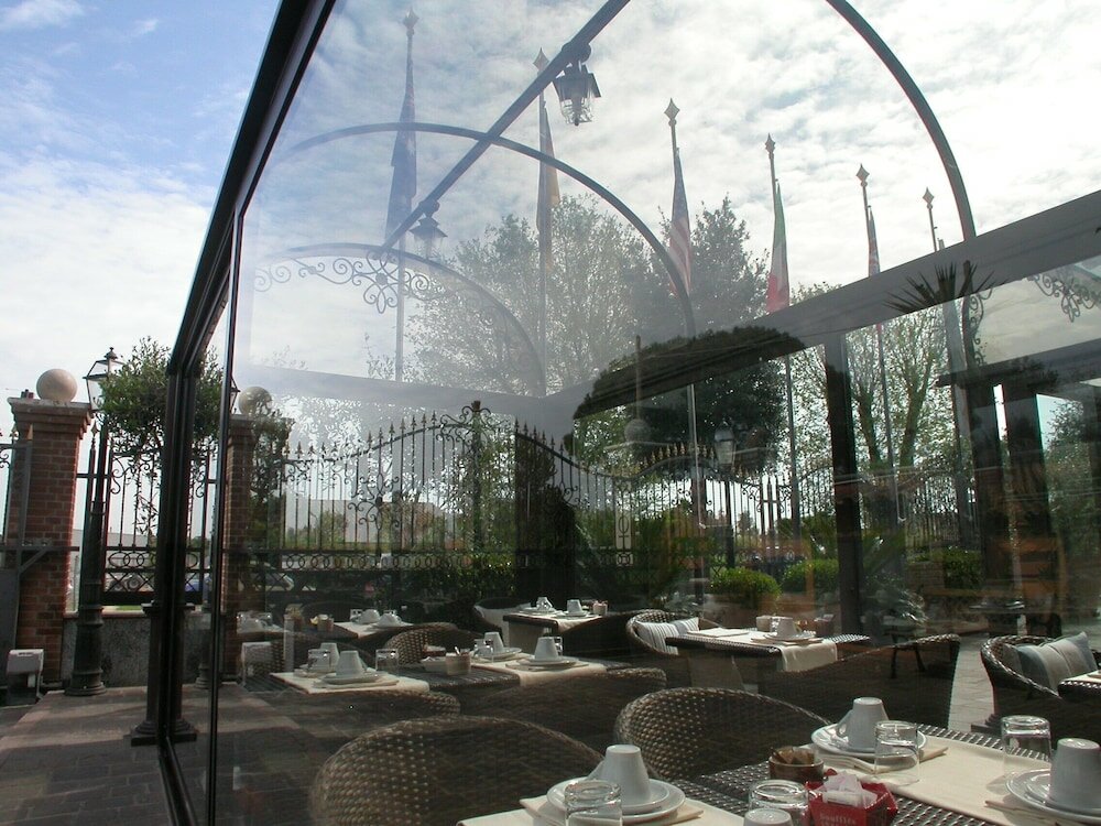 Фото Euro House Inn Airport Hotel & Residence