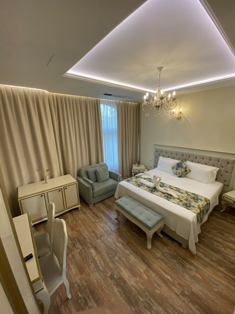 Фото The Red Bricks Hotel