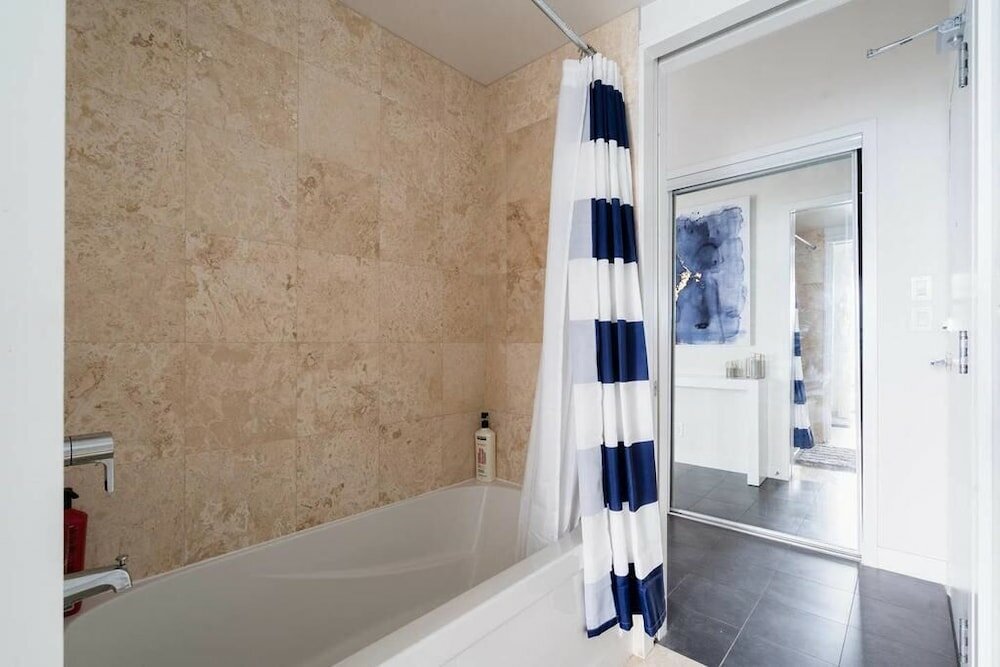 Фото Cn Tower Facing, Parking, King Bed