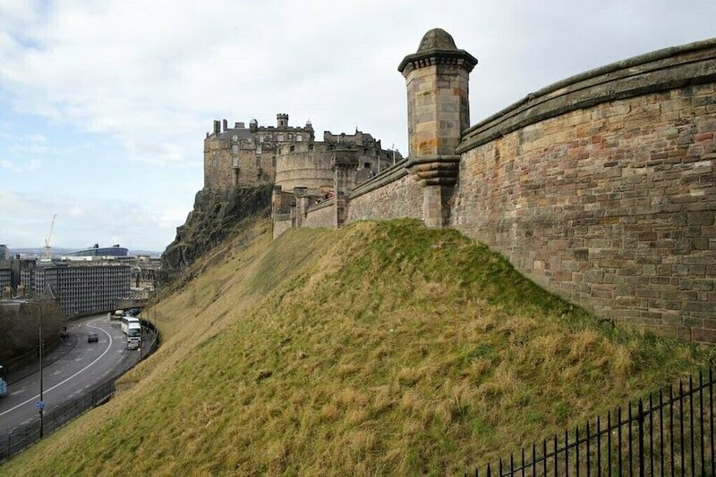 Гостиница Royal Mile 5 Br Apartment nr Castle в Эдинбурге