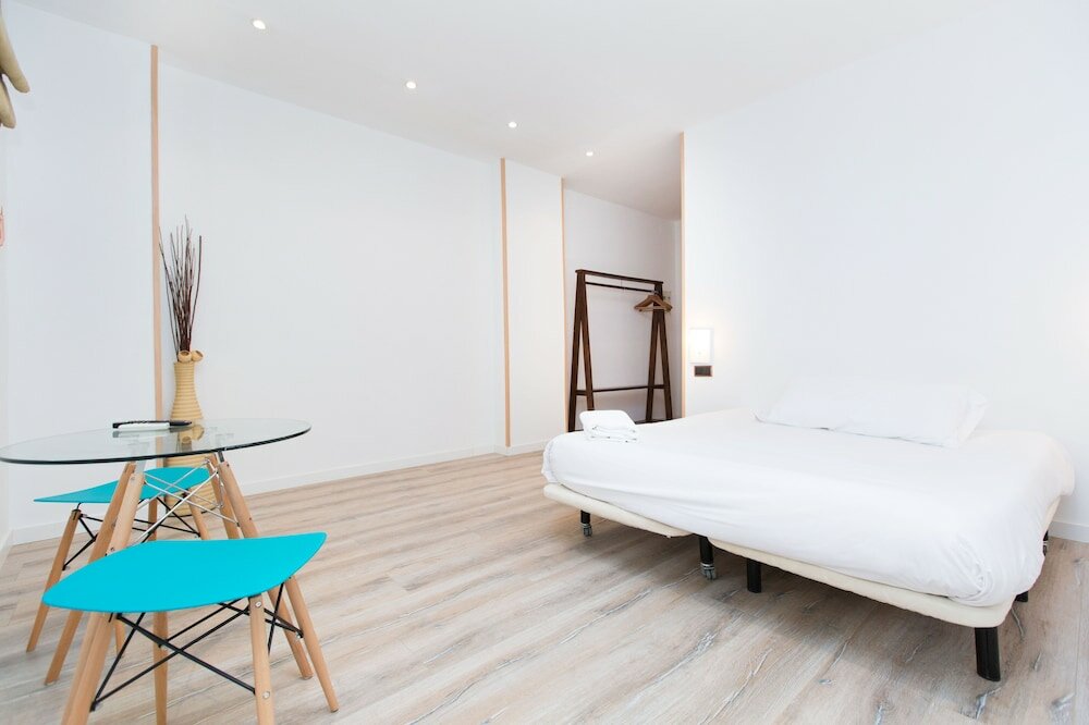 Фото AinB Las Ramblas Colón Apartments