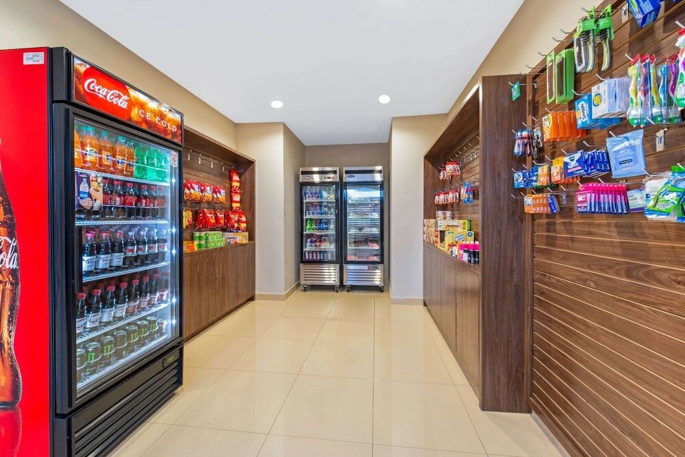 Фото La Quinta Inn & Suites by Wyndham Bridge City