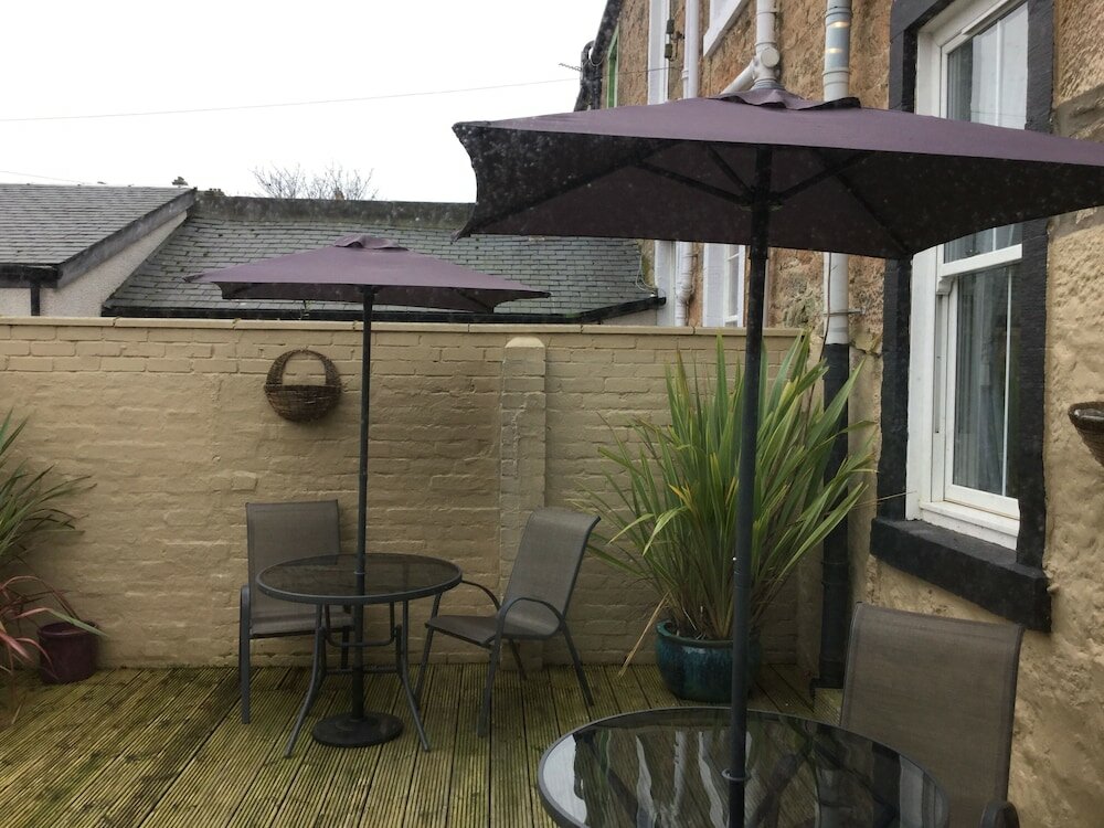 Фото Bythesea Guest House