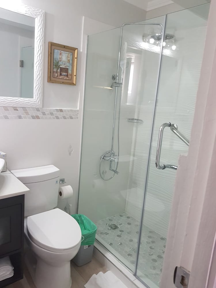 Фото New Kingston Apt at Kensington Court