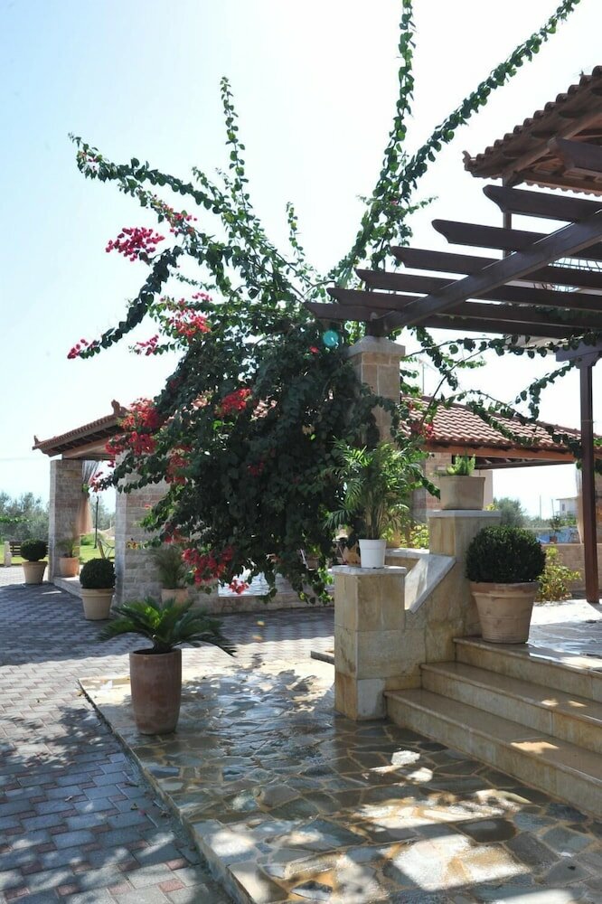 Фото Angelos Kandia Apartments