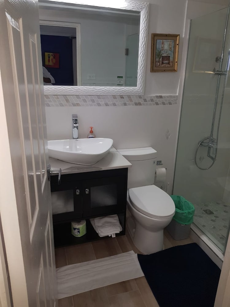 Фото New Kingston Apt at Kensington Court