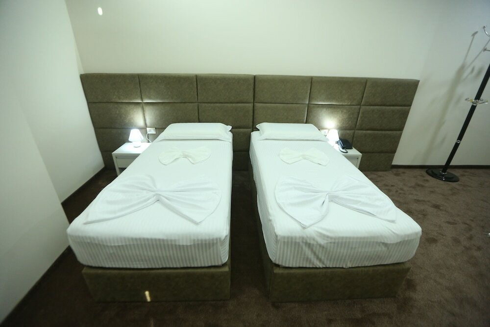 Фото Vllaznia Hotel