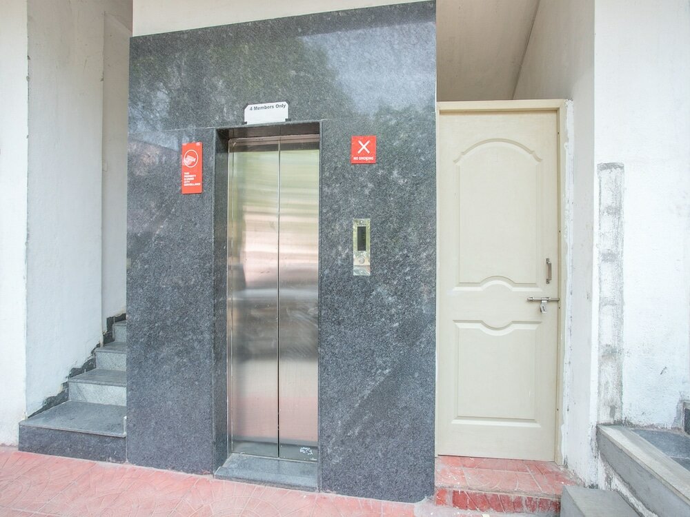 Фото Oyo 12776 SV Suites