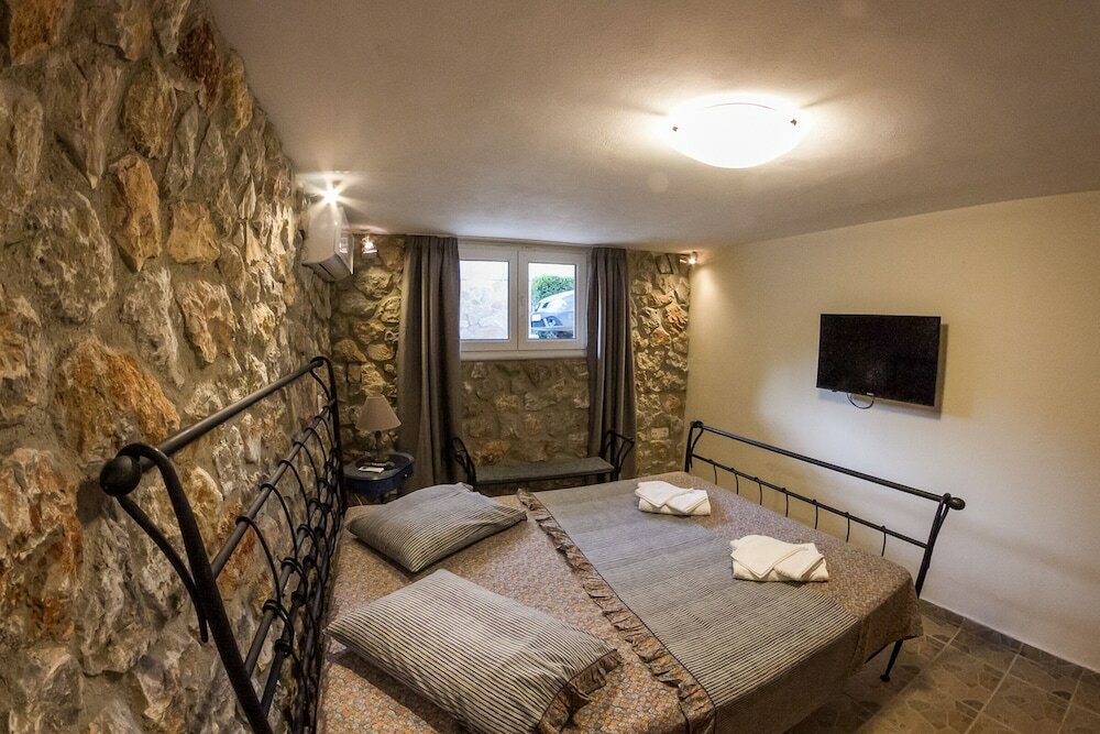 Фото Spacious home with garden in Marathonas