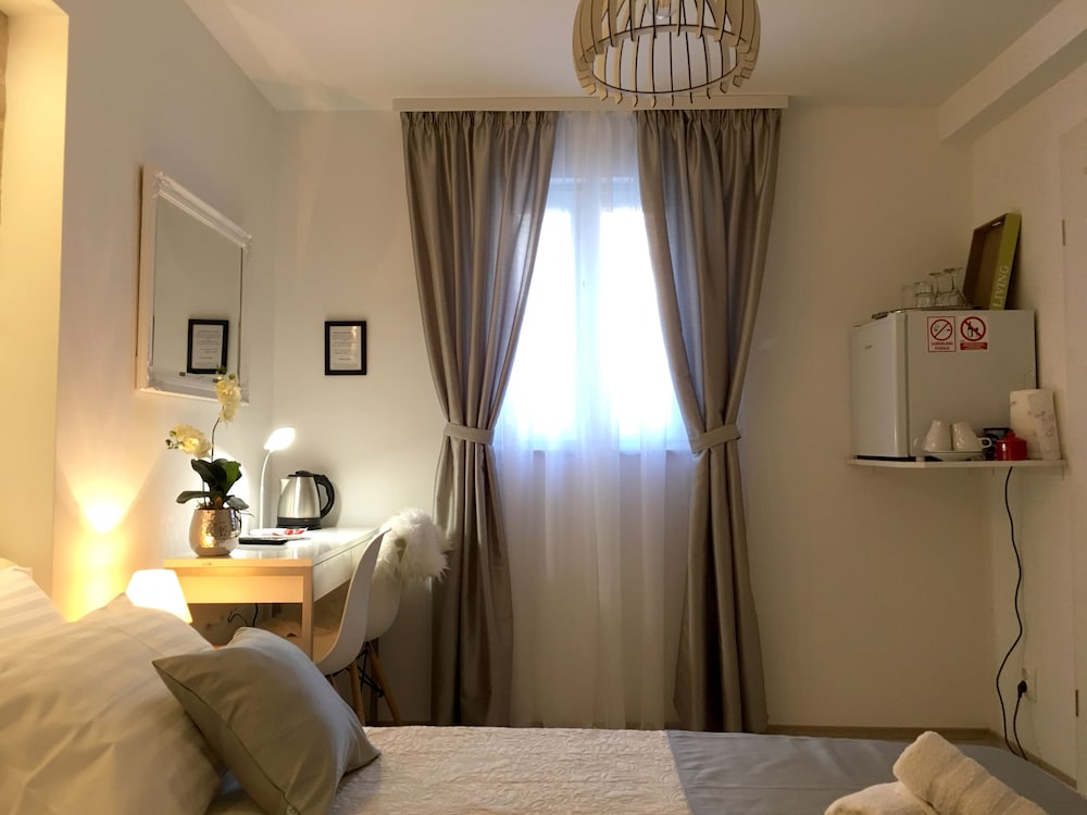 Фото Central Split Apartments and Rooms Paese