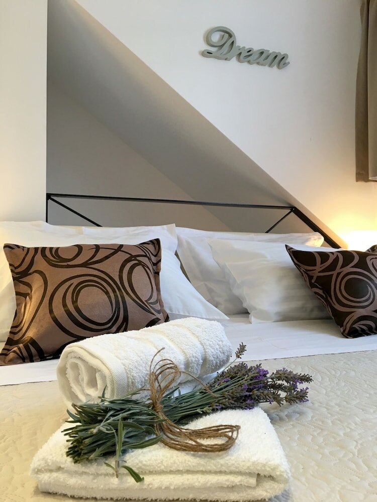 Фото Central Split Apartments and Rooms Paese