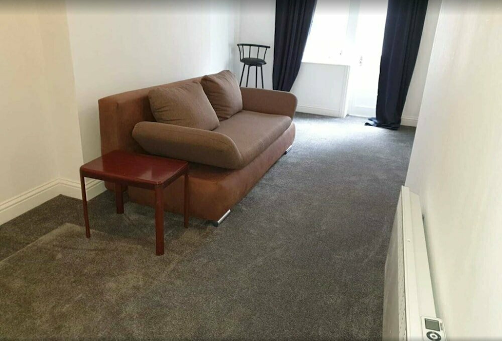 Hotel Studio in Pedestrianized High Street, Dover, photo